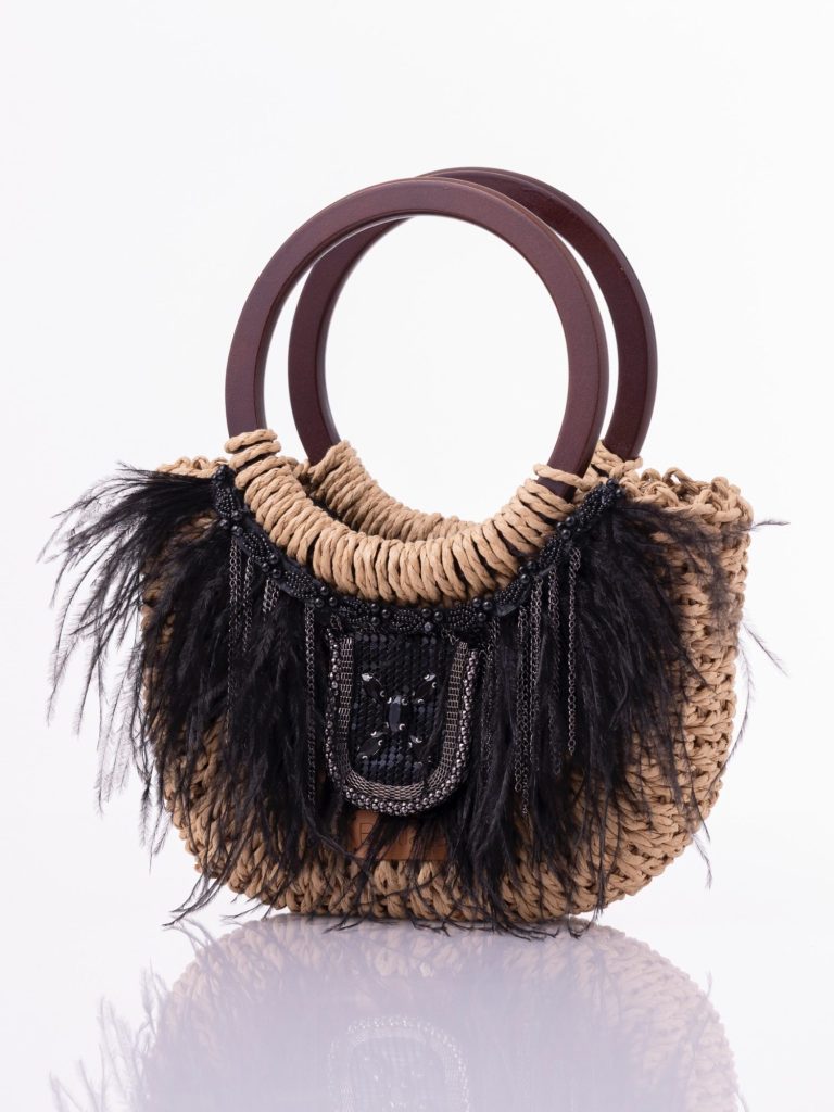 Bolso con asa de madera, adornado con flecos y detalles en brillantes.